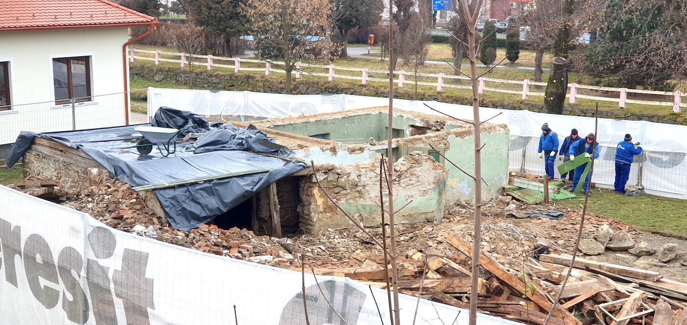 Au primit fonduri pentru reabilitare, apoi au demolat casa de lemn din centru. ”Este printre ultimele case tradiționale, autentice”