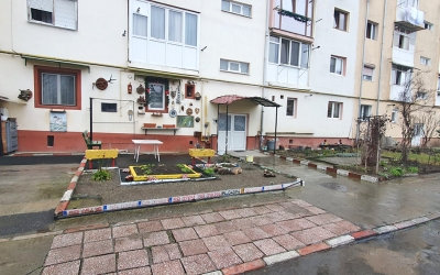 Sfârșitul unei epoci în Sibiu: Primăria demolează grădinile ”gospodarilor” de la bloc. Reacție: ”De peste 40 de ani e așa”