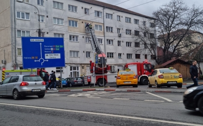 Un bărbat a fost găsit decedat într-un apartament de pe Calea Dumbrăvii. Pompierii au intrat pe geam