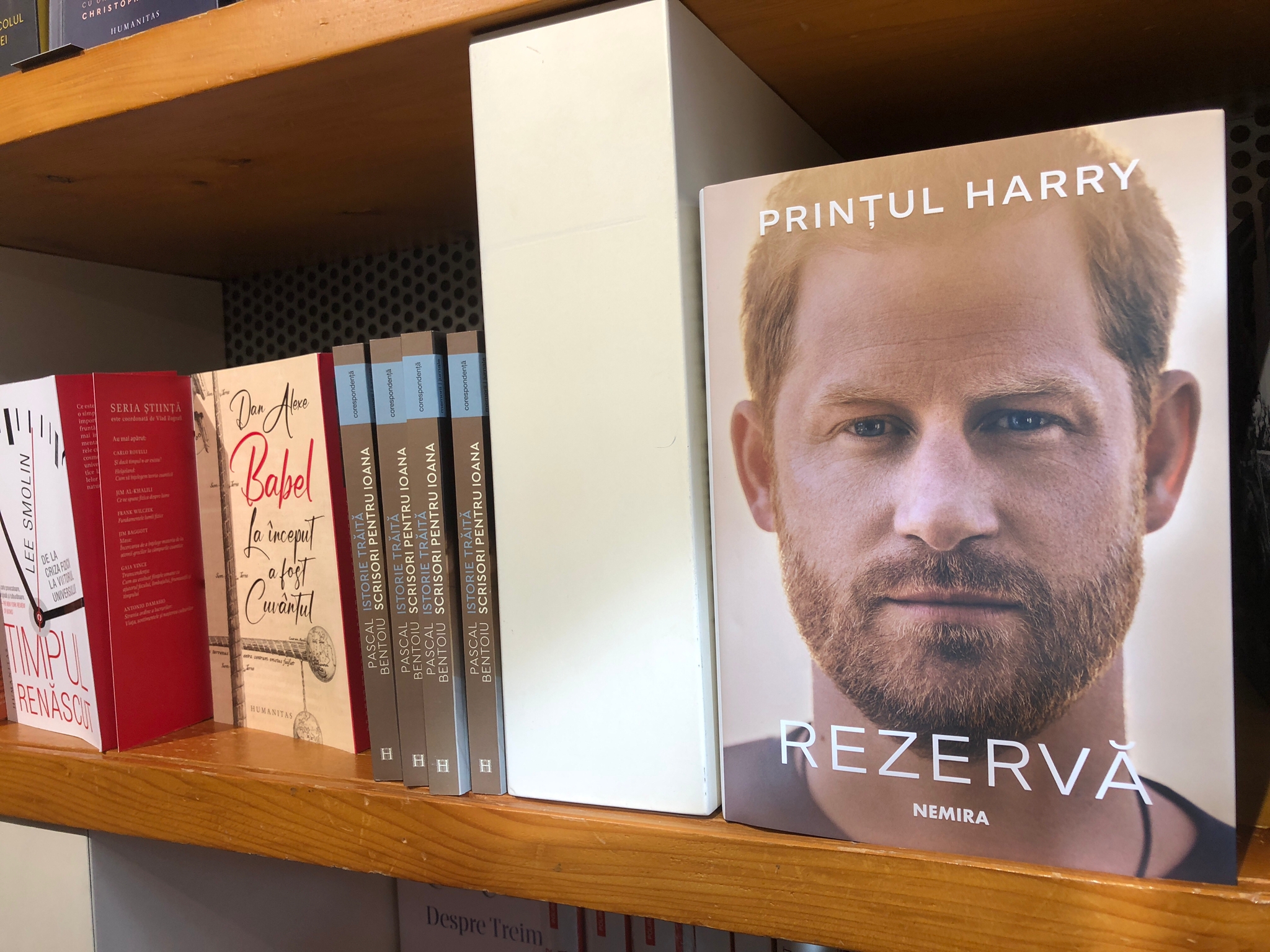 Cartea de memorii a prințului Harry, la mare căutare în librăriile din Sibiu. „Am rămas fără exemplare din prima zi”
