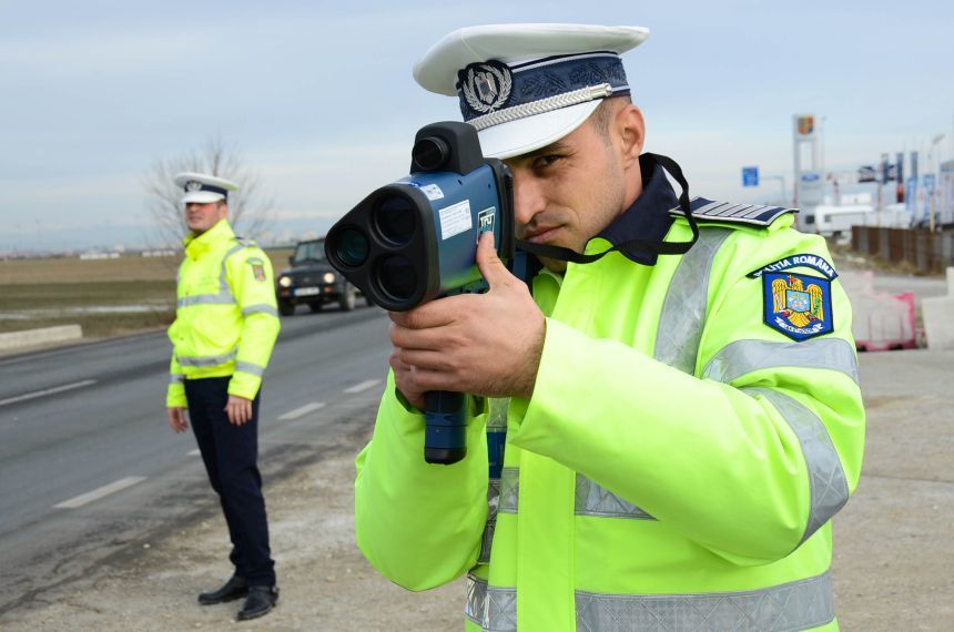 Șoferul unui microbuz de marfă beat, oprit de polițiști după ce a fost înregistrat de radar cu viteză