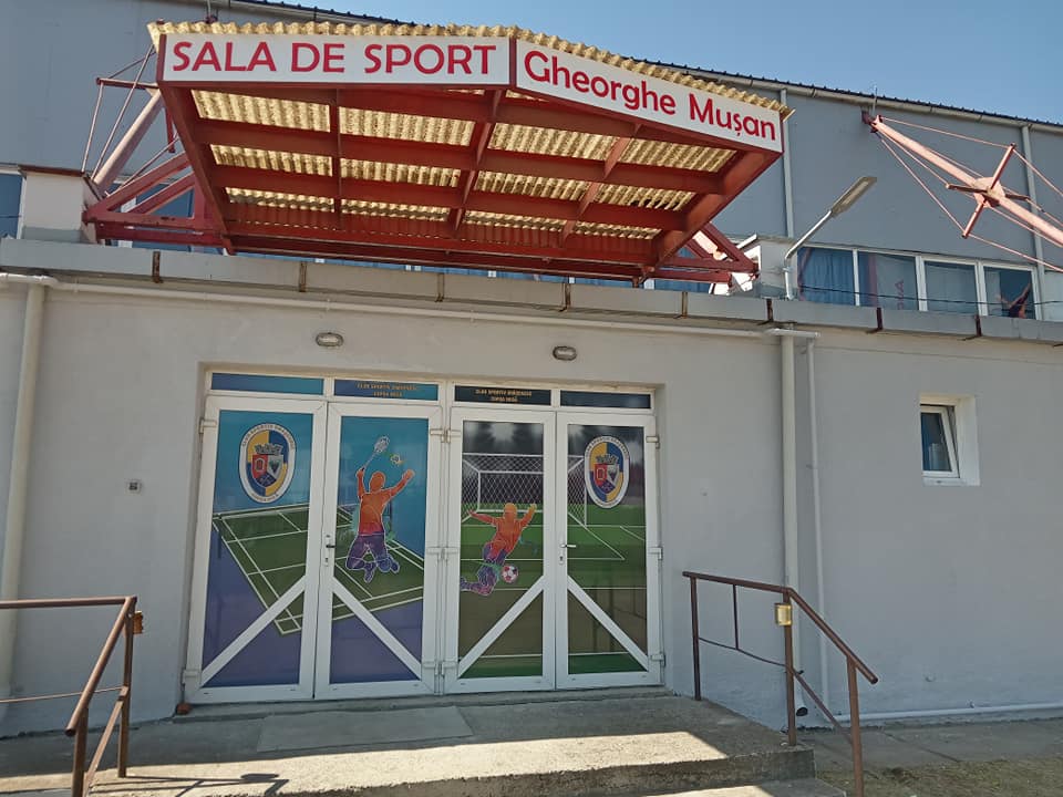 „Astăzi o palmă, mâine un pumn, poimâine te înjunghie”. Administratorul sălii de sport din Copșa Mică, agresat fizic. Primăria a suspendat închirierea sălii