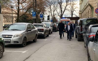 Exemplu de bun simț la întâlnirea cu ministrul Daea: Cu parcarea la doi pași, au călărit trotuarul