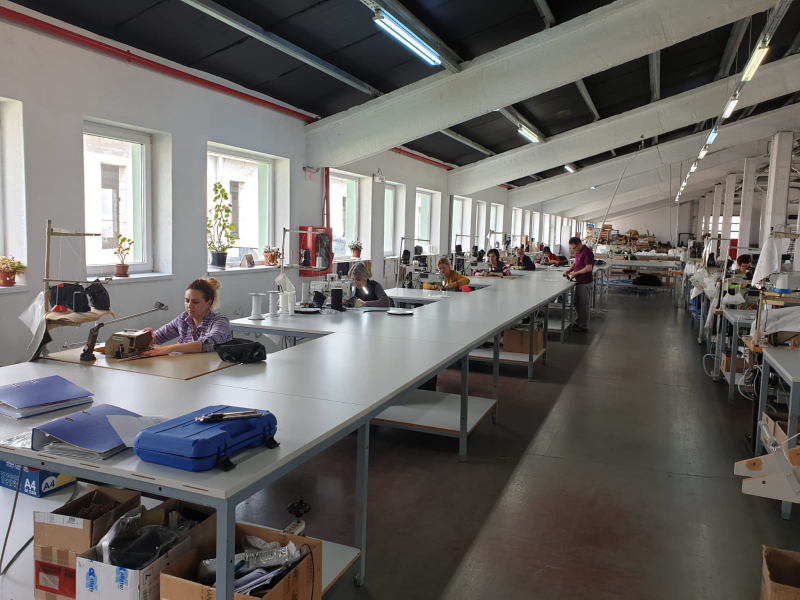 Un mare lider mondial care produce sisteme de protecție pentru roboți își vinde fabrica din Sibiu
