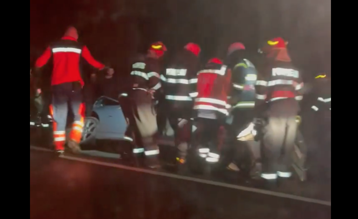 Accident în zona Veștem: două persoane au intrat cu mașina într-un cap de pod și au ajuns la spital