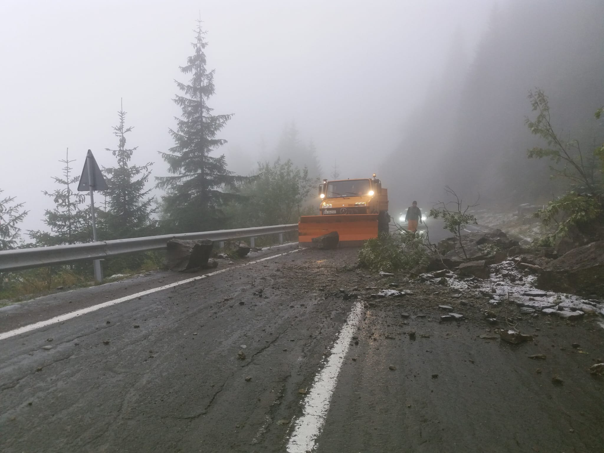 Căderi de pietre pe Transfăgărăşan. Drumul e blocat în zona localităţii Arefu din Argeș
