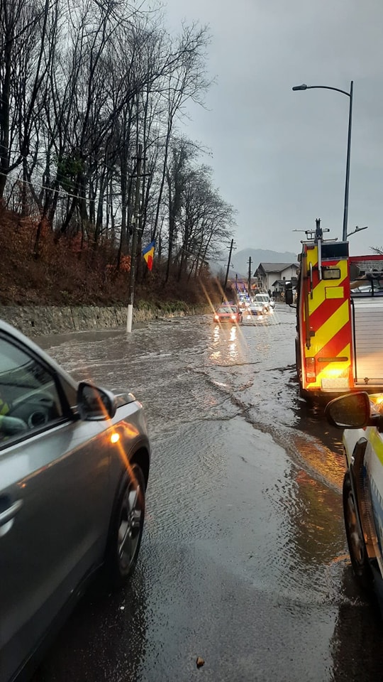 Inundații pe Valea Oltului. Traficul rutier a fost oprit în localitatea Călimănești pentru mai mult de 24 de ore