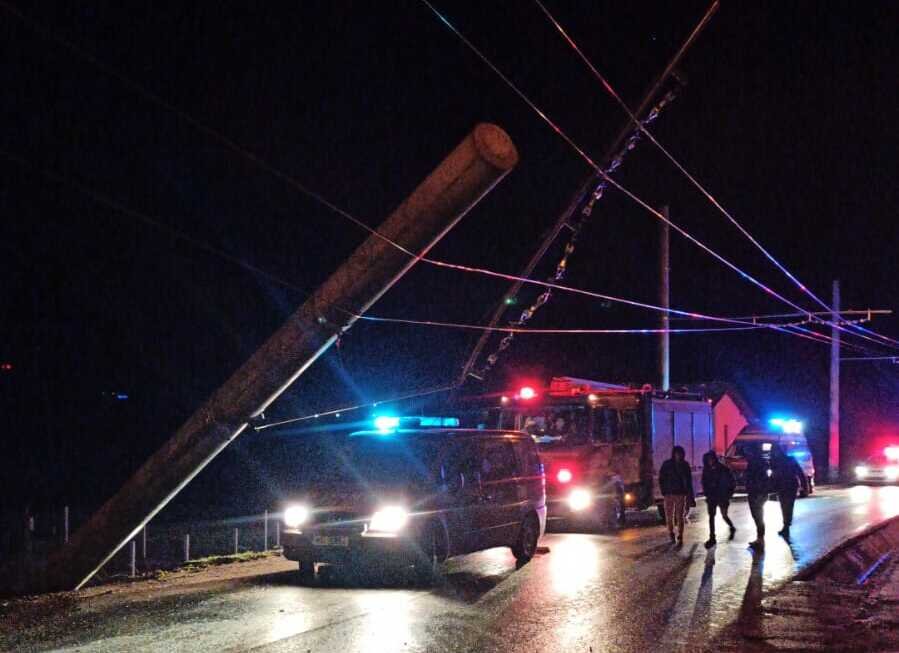 Șoferi băuți la ora 5: doi au lovit un stâlp, altul a intrat în șanț. Printre victime, tineri de 19 ani, inclusiv o tânără însărcinată