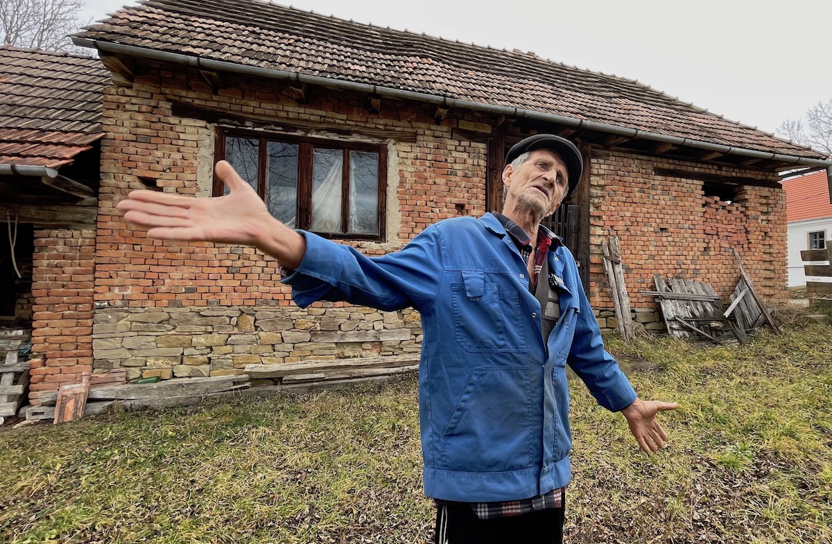 Am fost în satul din Sibiu care are doar 15 locuitori. „Altădată stăteau și două familii în casă, acum nu mai trece nici ursul. N-ai cu cine povesti, dar necazul te învață”