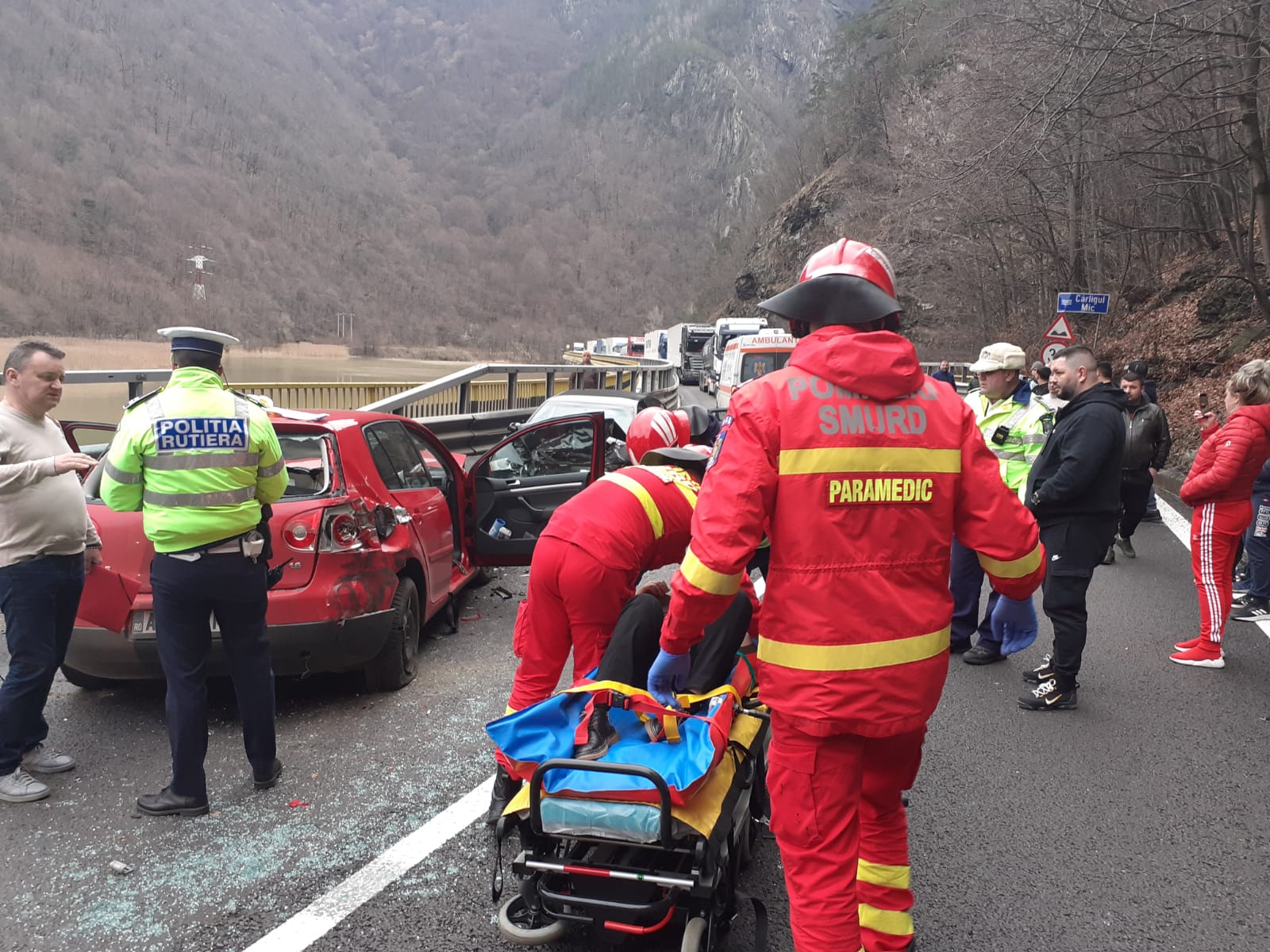 Trafic îngreunat pe Valea Oltului din cauza unui accident cu patru răniți