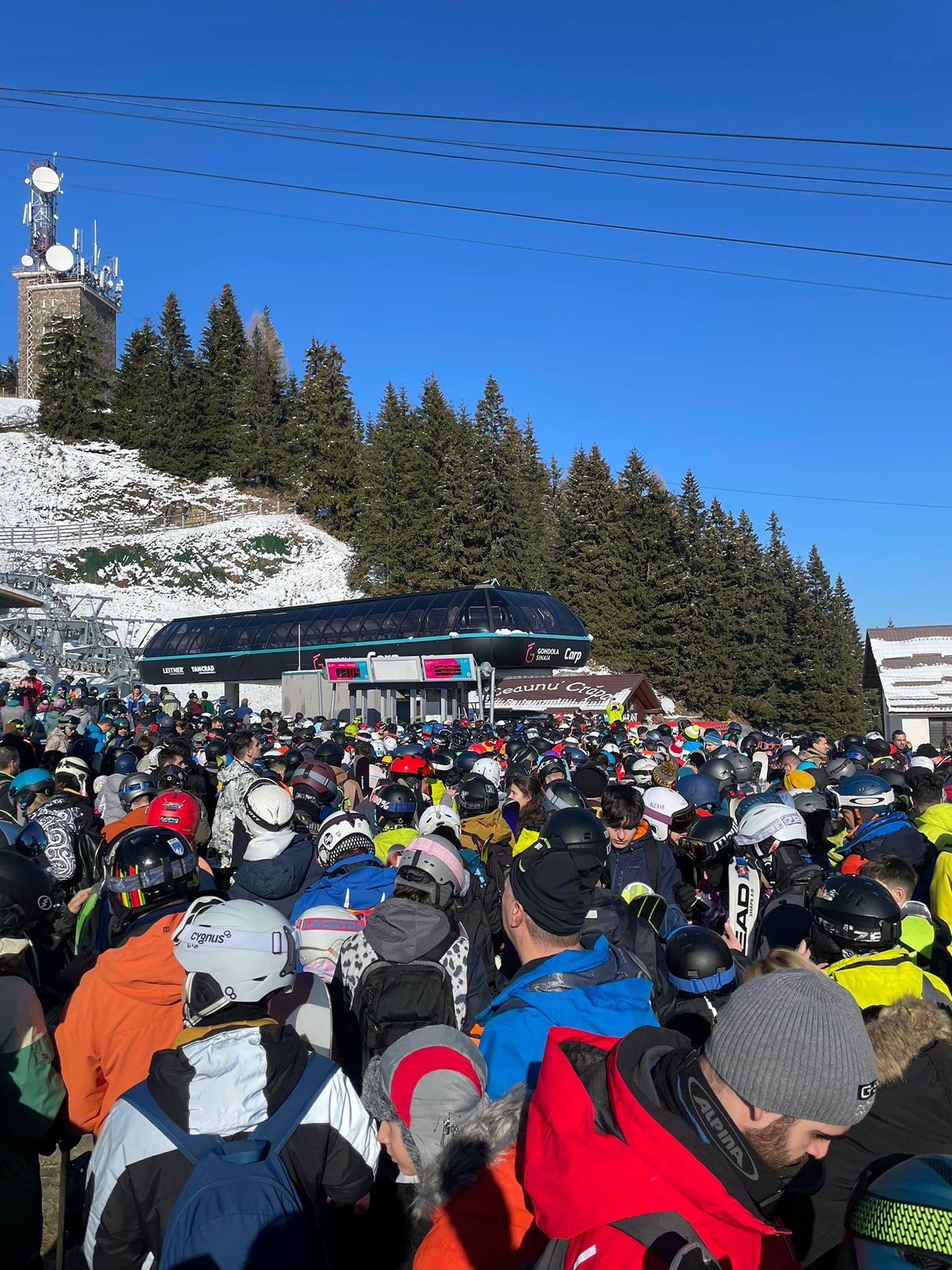 Aglomeraţia de la Gondola Sinaia: amendă de 15.000 de lei de la Protecţia Consumatorilor