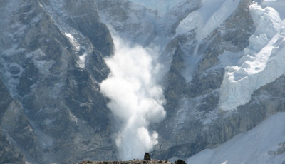 Risc însemnat de avalanșe în Munții Făgăraș. Salvamontiștii îi sfătuiesc pe cei care urcă la Bâlea Lac să rămână în zona cabanelor