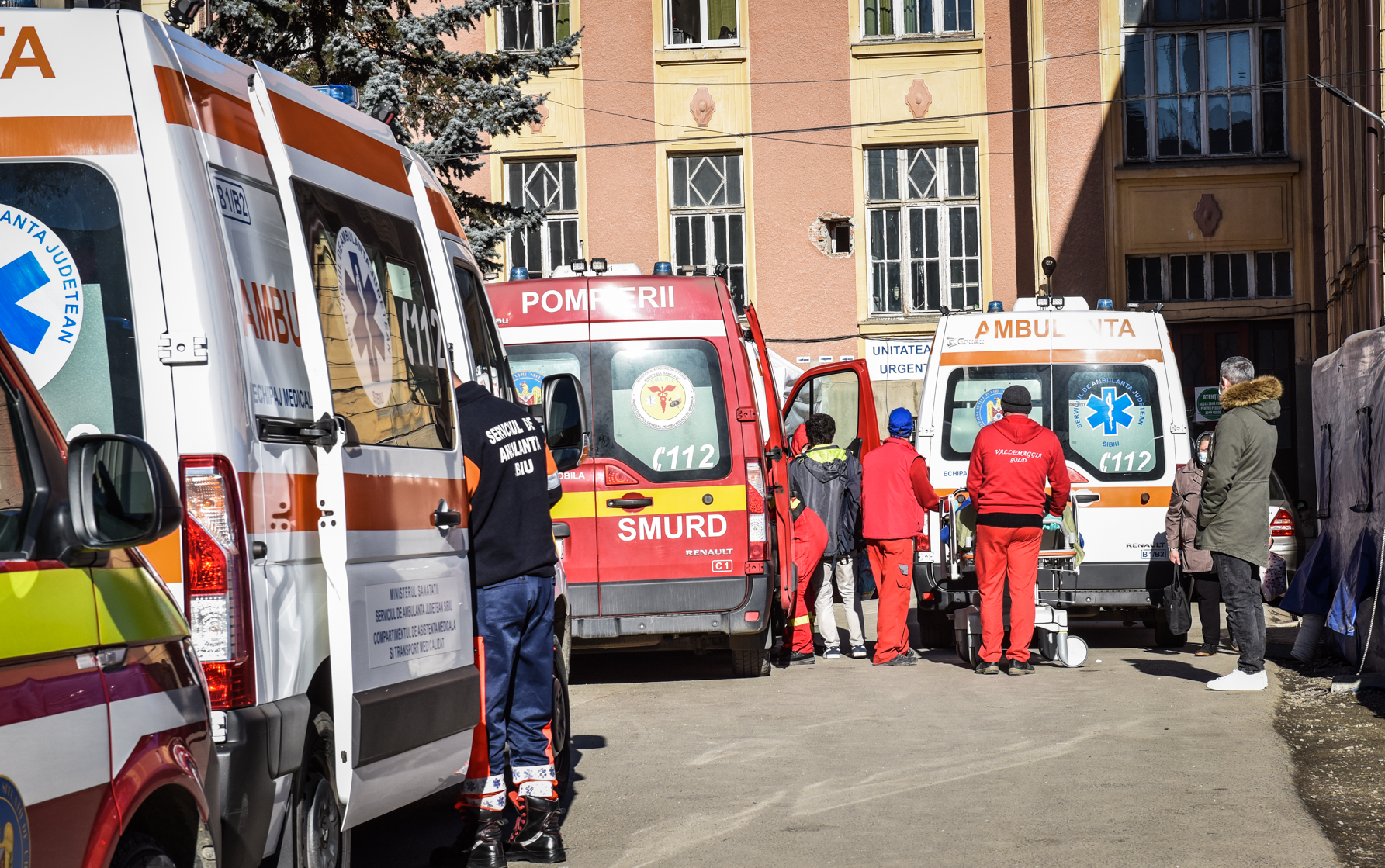 O femeie de 83 de ani a traversat strada neregulamentar și a fost lovită de o mașină