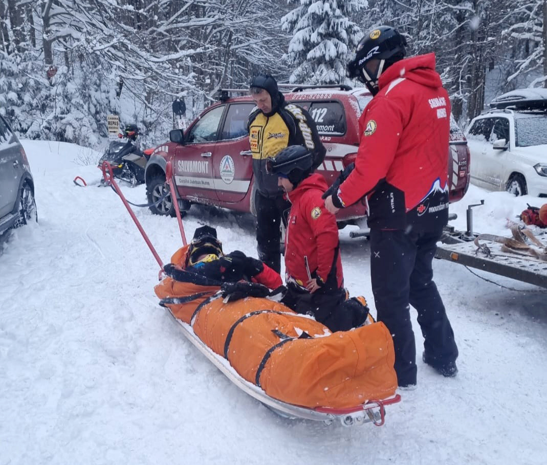 Un tânăr salvat de salvamontiștii din Mureș le-a donat, un an mai târziu, un snowmobil. „Am fost foarte emoționați și recunoscători”