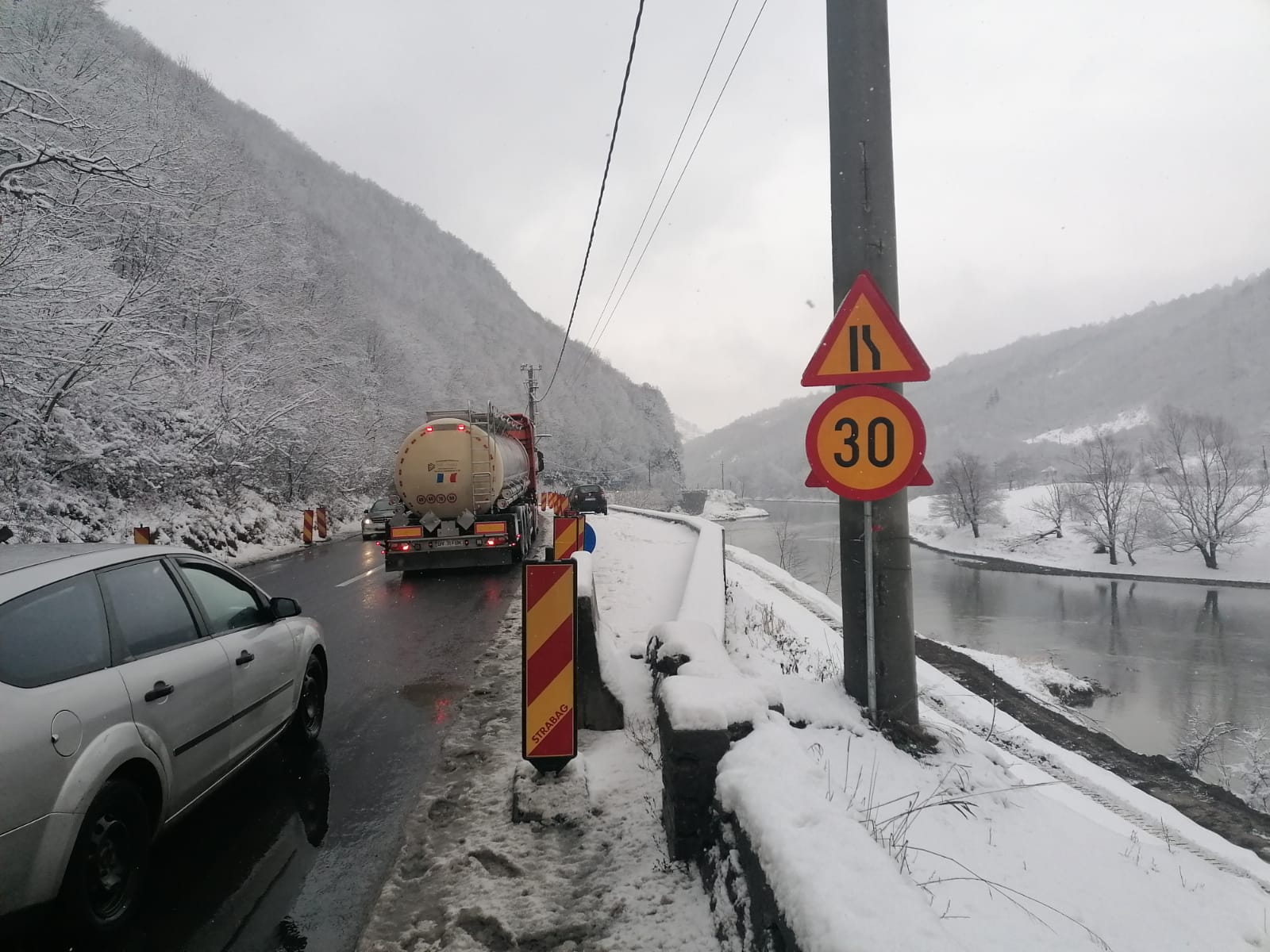 DRDP anunță că se circulă normal pe Valea Oltului între Boița și Lazaret, acolo unde a fost pus un semafor din cauza surpării unei porțiuni din drum