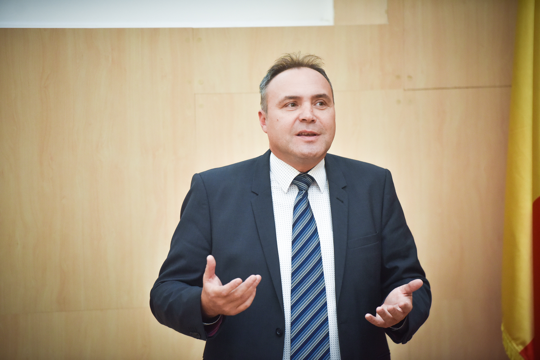 În disperare românii ard haine să se încălzească!