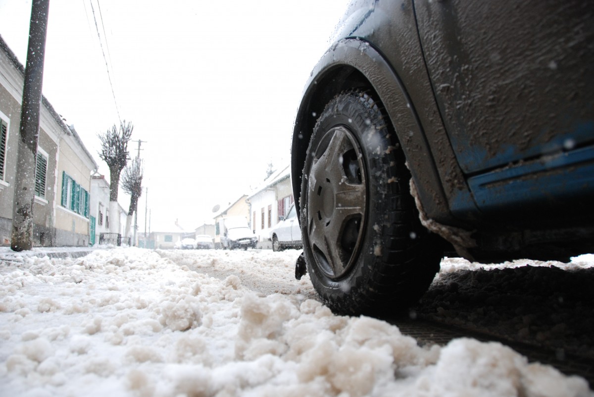 Bijuterii în valoare de 12.500 de lei furate dintr-o casă de pe Progresului. Hoțul a folosit „chei potrivite” pentru poartă, apoi a găsit o ușă descuiată