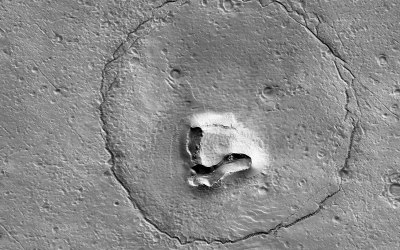 „Un urs pe Marte?” NASA publică o fotografie cu o formaţiune geologică neobişnuită surprinsă pe Planeta Roşie