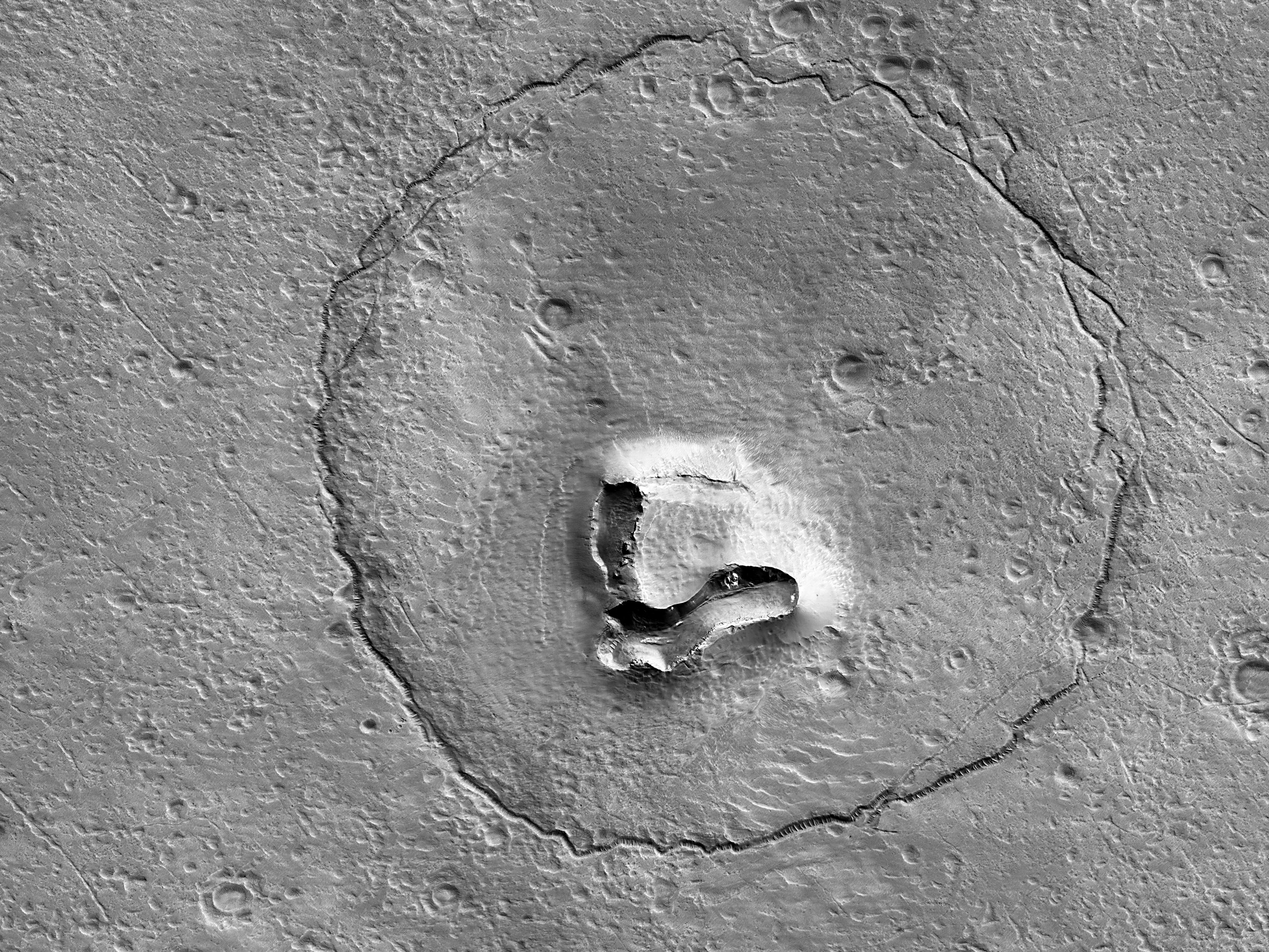 „Un urs pe Marte?” NASA publică o fotografie cu o formaţiune geologică neobişnuită surprinsă pe Planeta Roşie