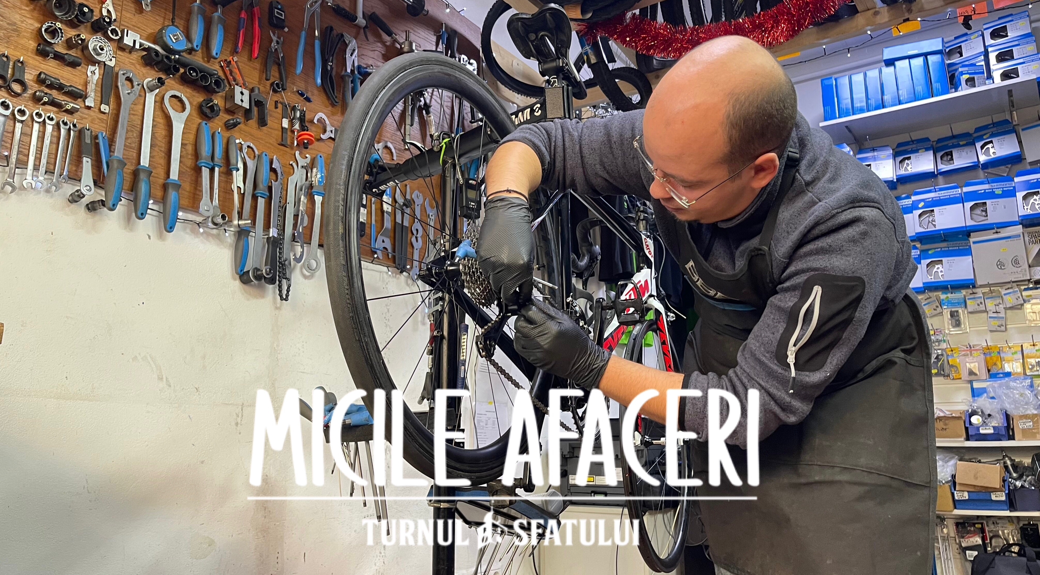 De la pasiune la afacere. De profesie teolog, un tânăr din Sibiu repară biciclete, trotinete și schiuri: „Totul este greu la început”