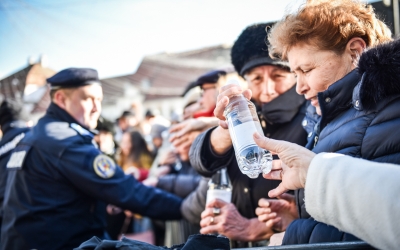 Mii de sibieni au luat apă sfințită de Bobotează, în Piața Mare