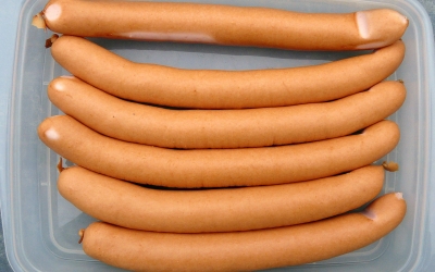 InfoCons: Crenvurşti de porc cu până la 11 E-uri şi doar 10% carne de porc
