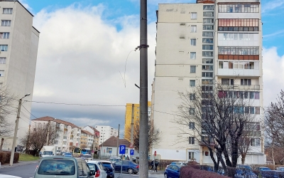 Consilier local, despre un stâlp în mijlocul trotuarului: ”nici măcar nu face umbră pământului”