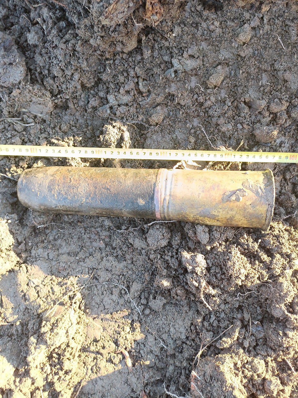 Un proiectil de calibrul 65 mm a fost găsit într-o gospodărie din Porumbacu de Sus