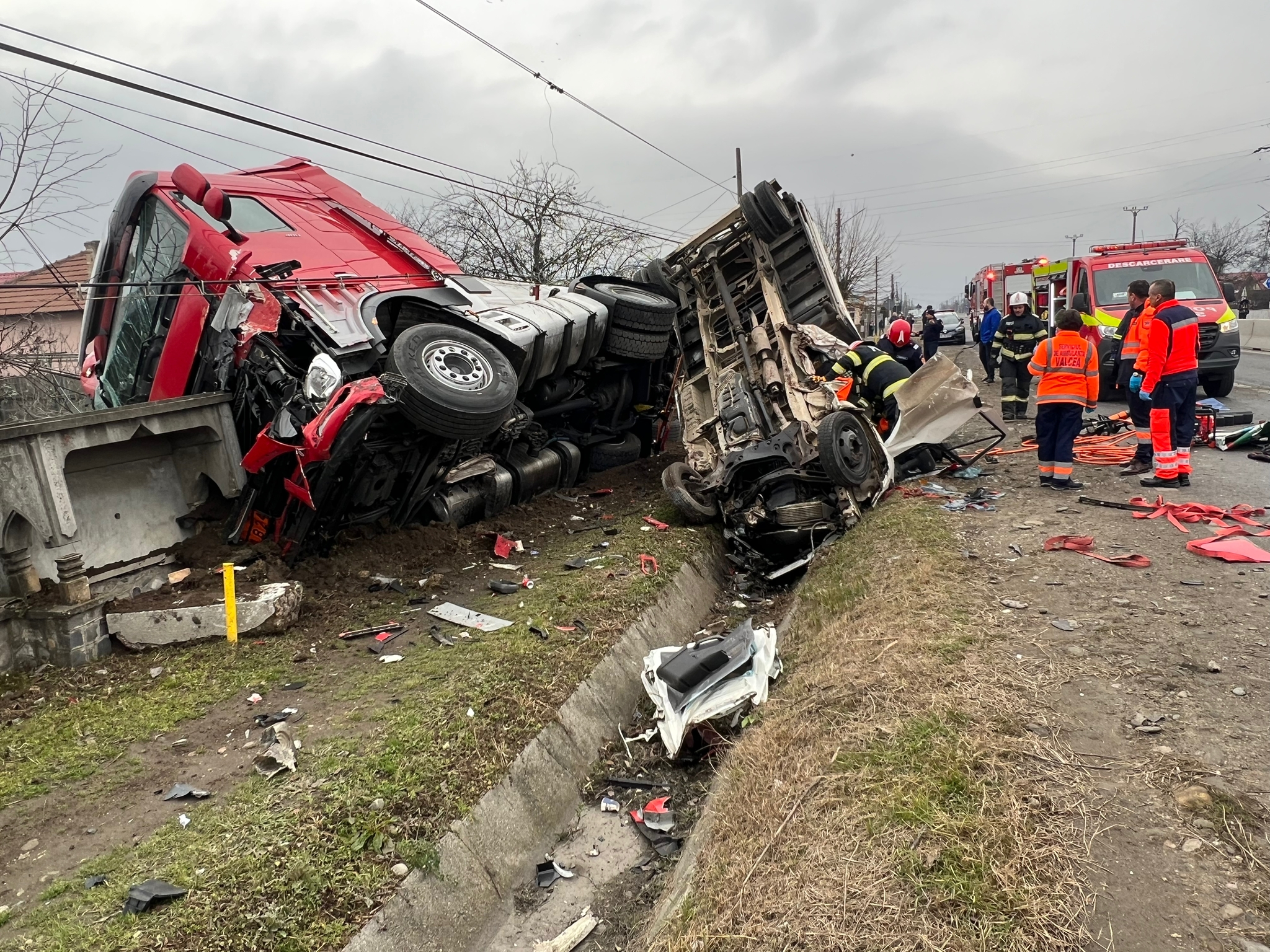 Accident grav lângă Rm. Vâlcea: O autocisternă încărcată cu sodă caustică s-a răsturnat peste o autoutilitară