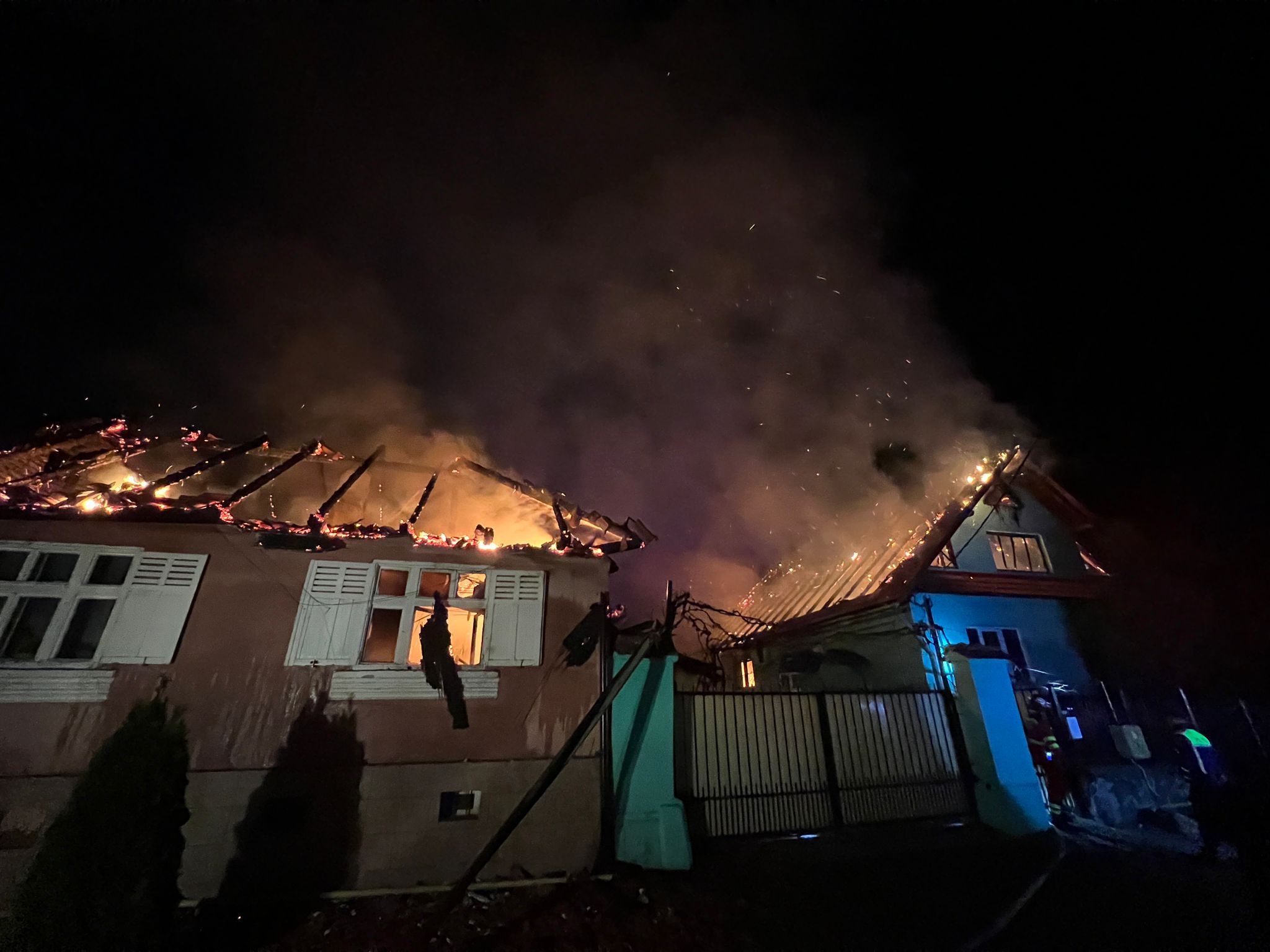 ACTUALIZARE Un bărbat de 70 de ani, decedat în urma unui incendiu la Boița. Cauza: coșul de fum deteriorat