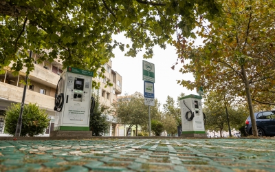 1 leu/ Kwh la cele 10 noi stații publice de încărcare a mașinilor electrice puse în funcțiune de vineri, în 8 locații din Sibiu