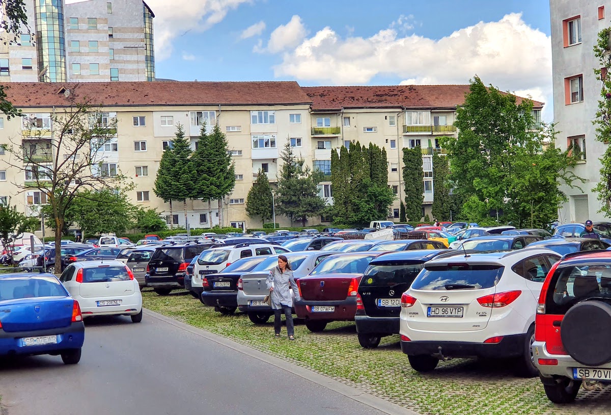 Cât costă și care este regulamentul pentru parcările de reședință în alte orașe din țară în comparație cu propunerea Primăriei Sibiu