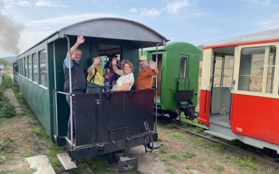 Prietenii Mocăniței anunță o premieră: două trenuri au mers simultan pe traseu duminica trecută. „În istoria recentă nu s-a mai întâmplat acest lucru”