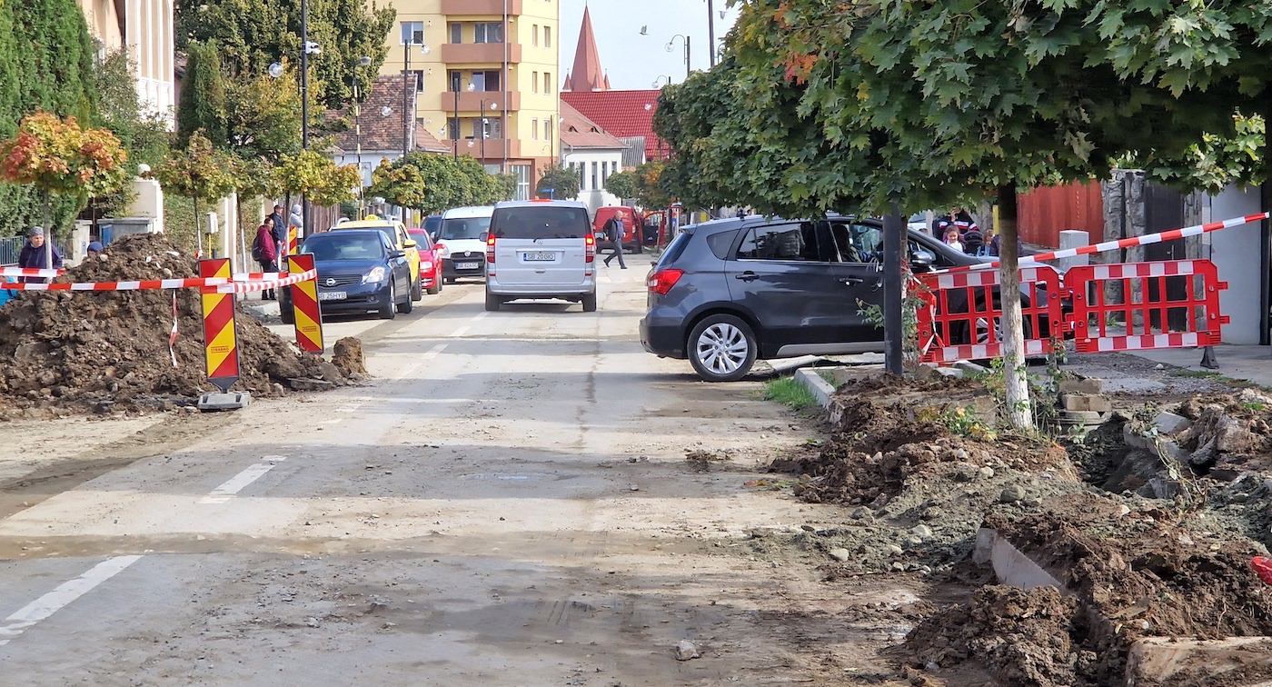 Într-o Cisnădie „bombardată”, primarul a făcut scandal: i-a chemat pe constructori pentru a-i da afară din sală. În joc sunt milioane din fonduri europene