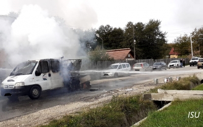 O autoutilitară cu produse folosite la marcajul rutier a luat foc, în Horezu. Un recipient cu 50 l de diluant a explodat