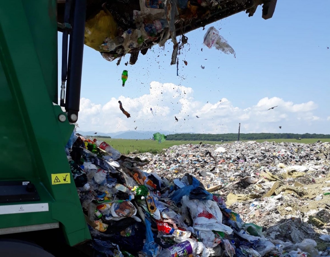 Oficial: cele peste 100 de milioane de euro pentru deșeuri au fost pierdute. CJ Sibiu mută achiziția sutelor de mii de pubele pe banii de anul viitor