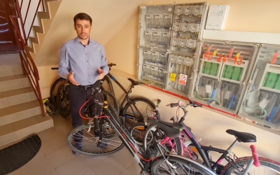 ”Scările de bloc au devenit parcaje pentru biciclete” – Propunere la Șelimbăr: Construirea de garaje pentru biciclete