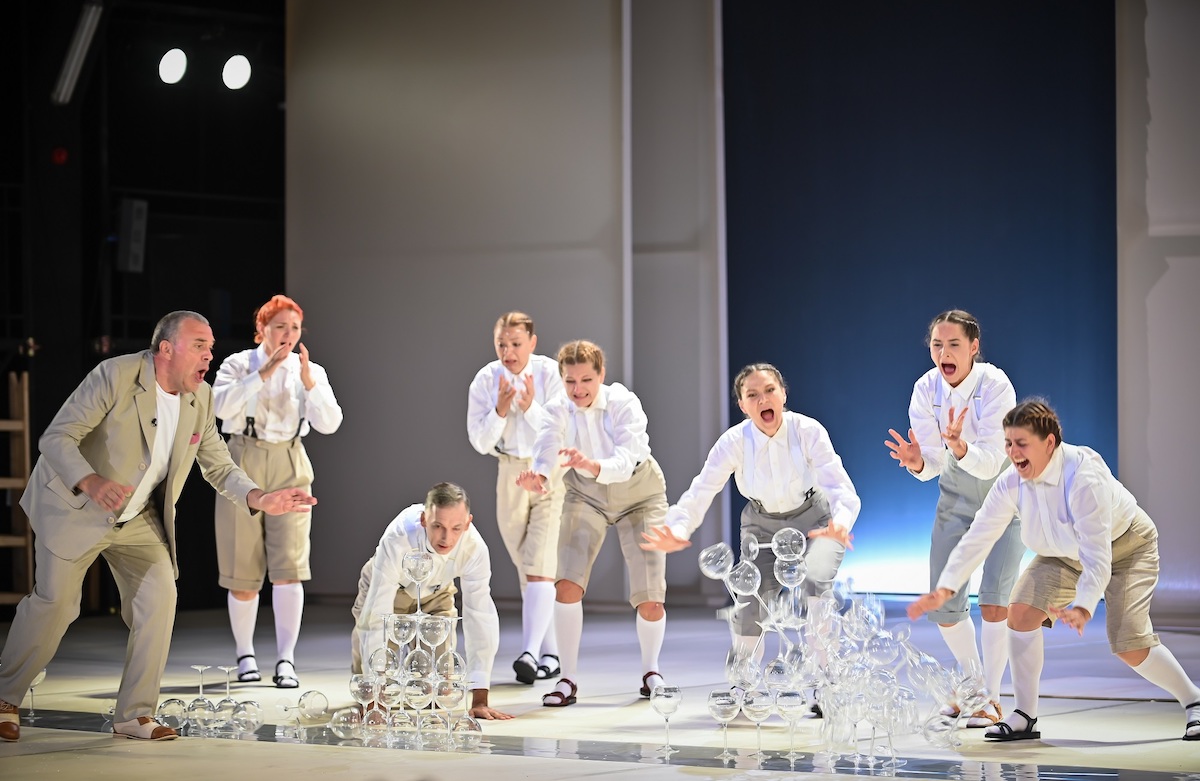 Constantin Chiriac va apărea într-un spectacol la Festivalul Național de Teatru. Teatrul sibian participă cu trei reprezentații