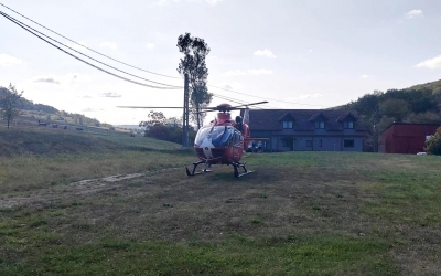 Un bărbat care a căzut de la înălțime a fost transportat la spitalul din Mureș cu elicopterul SMURD