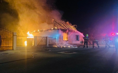 O casă a ars aproape în totalitate. Proprietara a făcut atac de panică