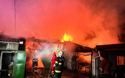 O șură și un grajd au luat foc noaptea trecută în Loamneș, din cauza unui scurtcircuit electric. Au ars 600 de baloți de fân