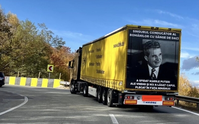 FOTO Ceaușescu, la intrare pe Valea Oltului. ”Singurul conducător al românilor cu sânge de dac!”