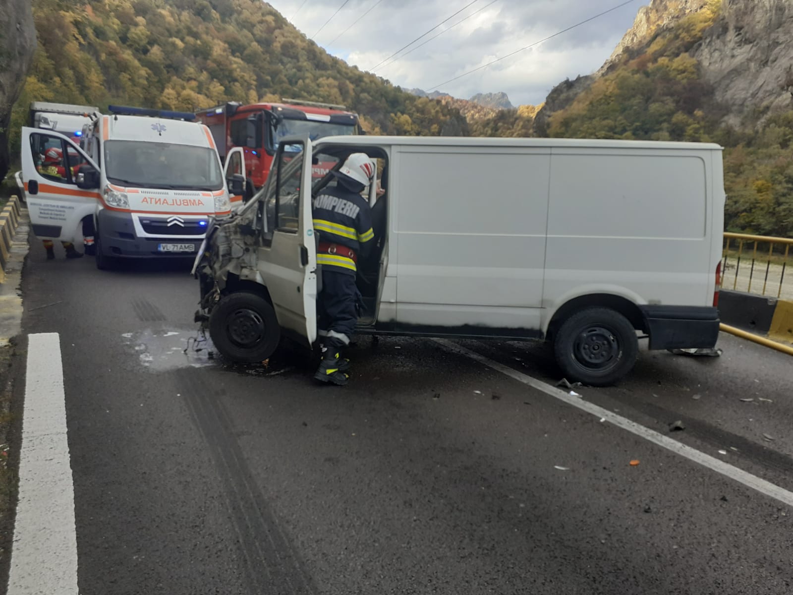 Actualizare: Accident cu două TIR-uri și un autobuz, pe Valea Oltului. Circulația s-a reluat în ambele sensuri