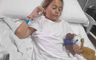 Sara, fetița de 8 ani care a avut nevoie de mai multe donații pentru a-și putea folosi mâna stângă, s-a întors acasă și este deja la școală