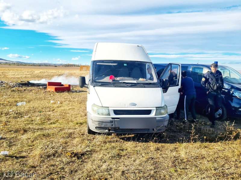 Bacău: Jandarmeria a amendat cu echivalentul a 24.000 de euro doi bărbați care ardeau cabluri