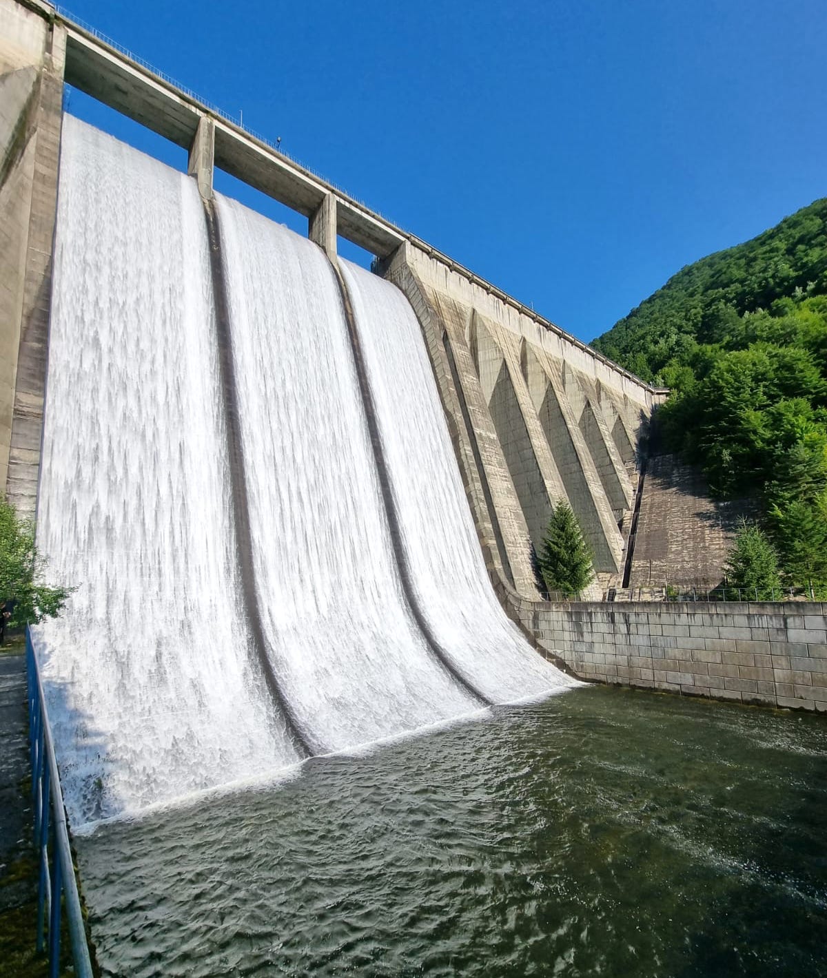 Crește debitul apei pe Cibin: Manevre de golire la barajul de la Gura Râului