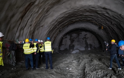 FOTO Primii metri din tunelul de pe tronsonul 4 al autostrăzii Sibiu – Pitești. Din 2028 se va circula de la Constanța la Nădlac doar pe autostradă”