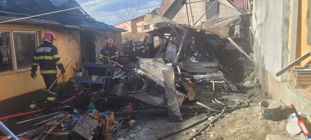 Incendiu în Avrig: a ars anexa unei locuințe și 20 de baloți de paie. Flăcările au afectat și acoperișul casei