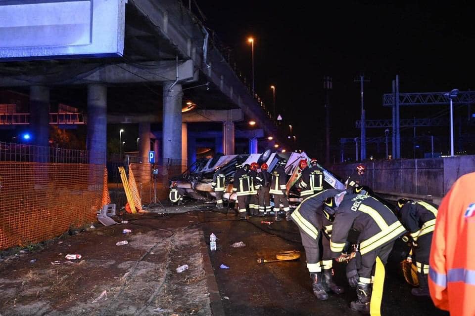 Patru români se numără printre victimele accidentului petrecut marți seara în Italia, când un autobuz a căzut de pe o pasarelă și a luat foc