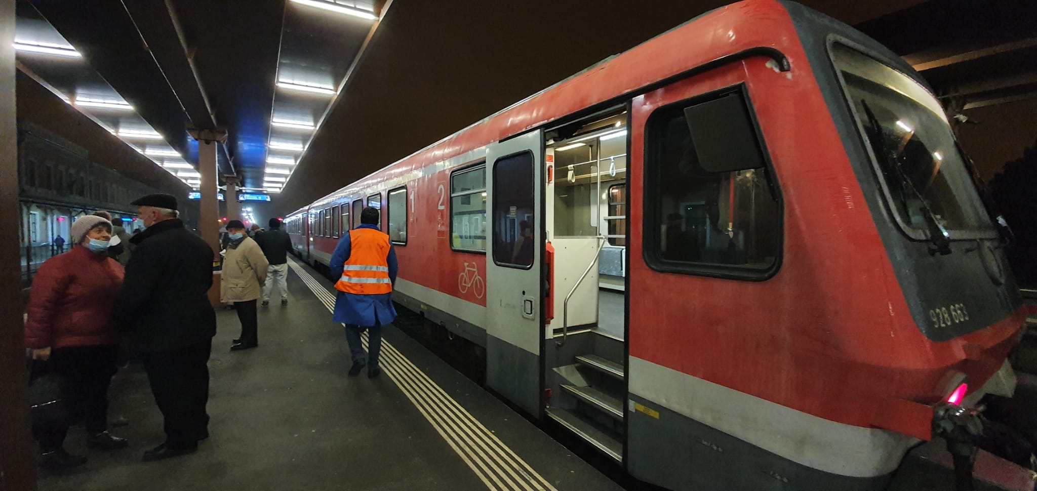 Actualizare: Sibiancă lăsată de tren în Crăciunelul de Jos, Alba. ”Au încercat să repare trenul cu sârmă din gardurile oamenilor”. Compania susține că legal nu e obligată să se asigure că vor ajunge la destinație